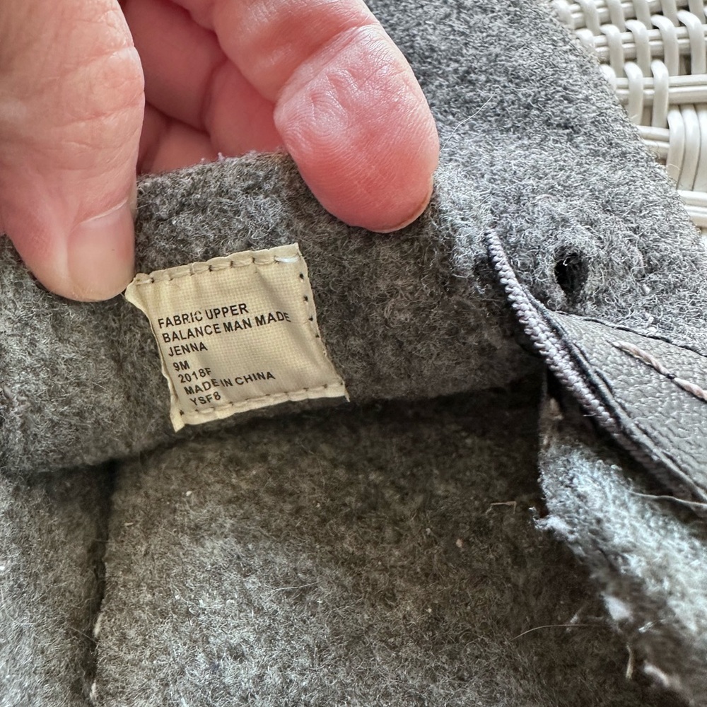 Earth Origins Wimen’s Grey Felt Slip-On Clogs - Picture 5 of 5